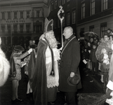 126235 Afbeelding van de ontvangst van Sinterklaas door burgemeester jhr. mr. C.J.A. de Ranitz bij het Stadhuis ...
